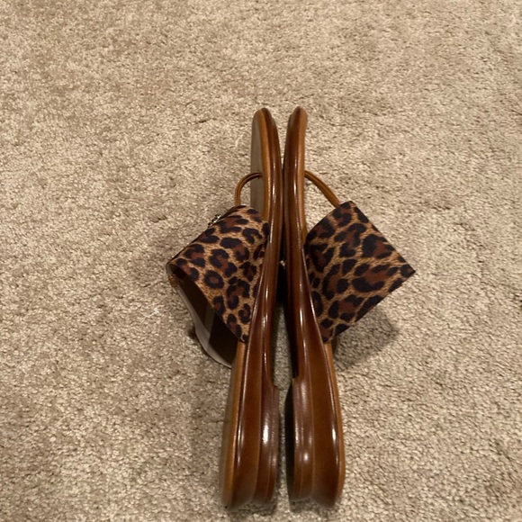 ITALIAN SHOEMAKERS thong leopard print sandal. - Picture 4 of 6